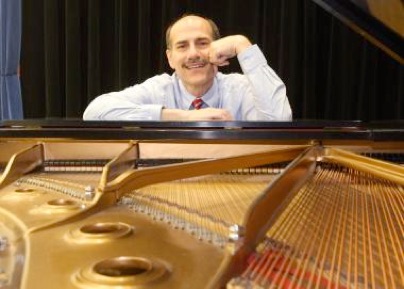 Kevin Ayesh, piano